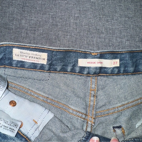 Levi's Distressed Wedgie Short Medium Wash - Picture 6 of 8